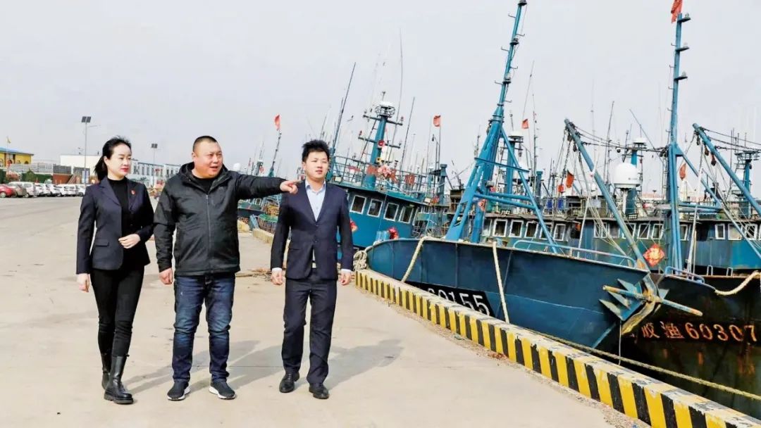 文内插图-邮储银行青岛分行客户经理在营海码头调研信贷客户(中)经营情况.jpg